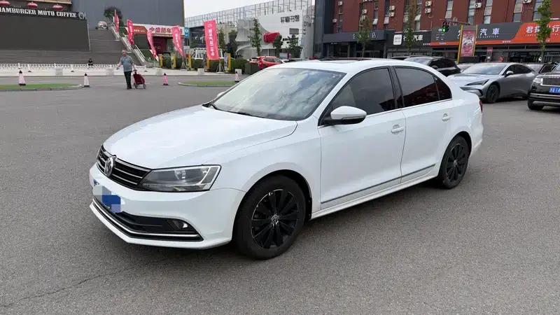 2017 Volkswagen Sagitar 230TSI Manual Comfort Edition — миниатюра 1