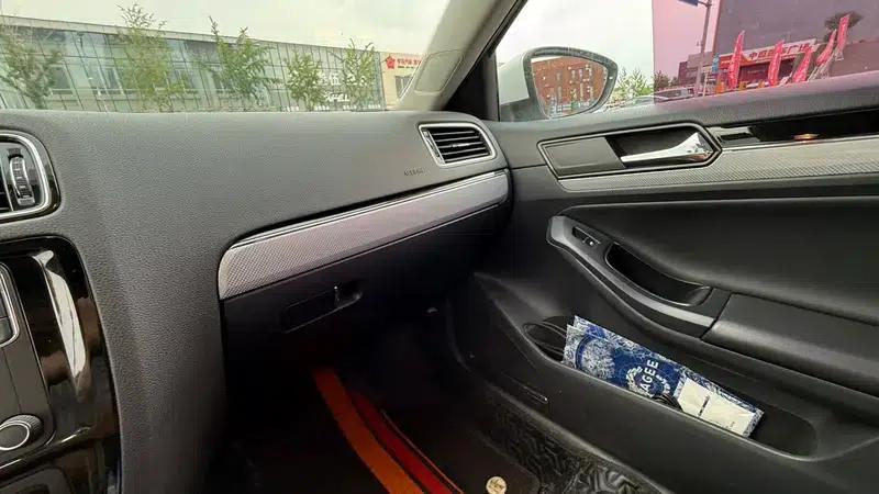 2017 Volkswagen Sagitar 230TSI Manual Comfort Edition — миниатюра 12