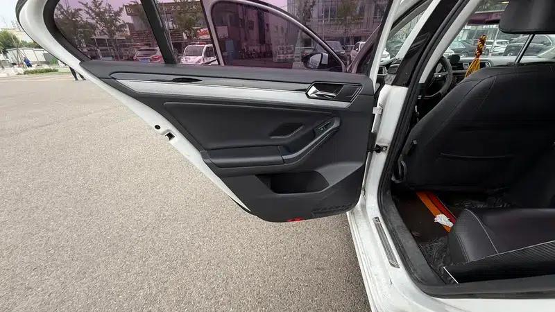 2017 Volkswagen Sagitar 230TSI Manual Comfort Edition — миниатюра 9