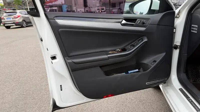 2017 Volkswagen Sagitar 230TSI Manual Comfort Edition — миниатюра 10