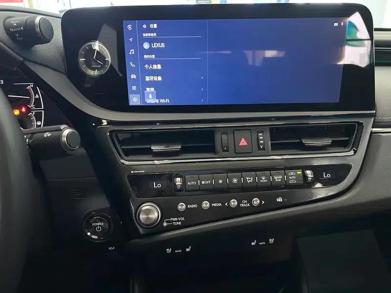 Lexus ES 2022 300h Premium Edition — миниатюра 18