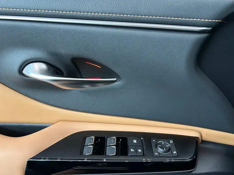 Lexus ES 2022 300h Premium Edition — миниатюра 27