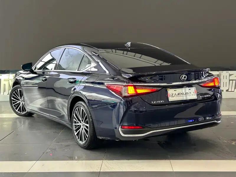 Lexus ES 2022 300h Premium Edition — миниатюра 4