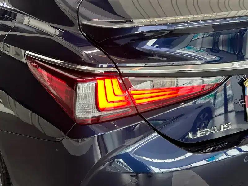 Lexus ES 2022 300h Premium Edition — миниатюра 8