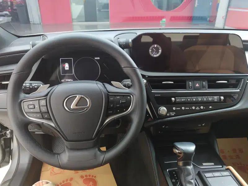 Lexus ES 2021 300h Premium Edition — миниатюра 10