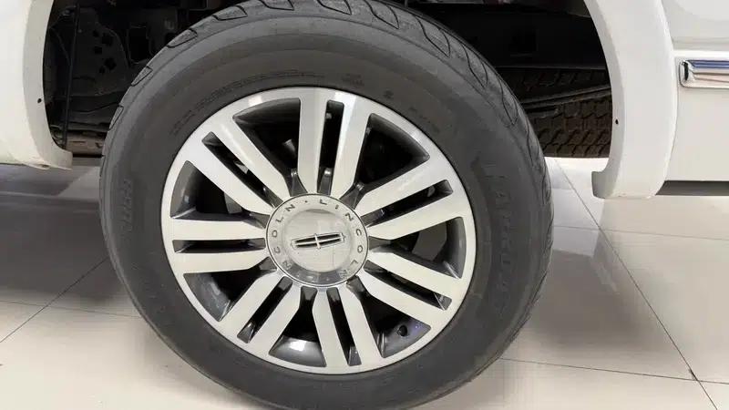 Lincoln Continental Classic 2013 5.4L Automatic 4WD 5-Seater (Parallel Import) — миниатюра 19