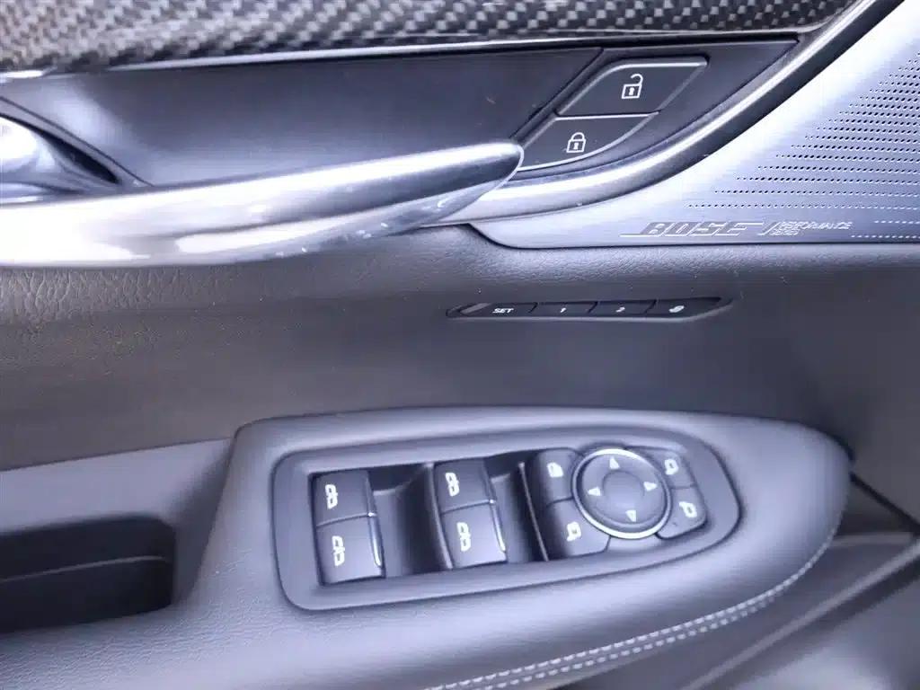 Cadillac XT6 2025 2.0T Six-Seat AWD Premium Executive Black Label Edition — миниатюра 17