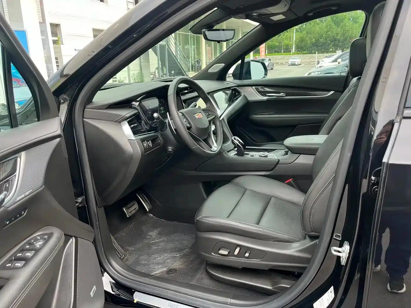 Cadillac XT6 2025 2.0T Six-Seat AWD Premium Executive Black Label Edition — миниатюра 4