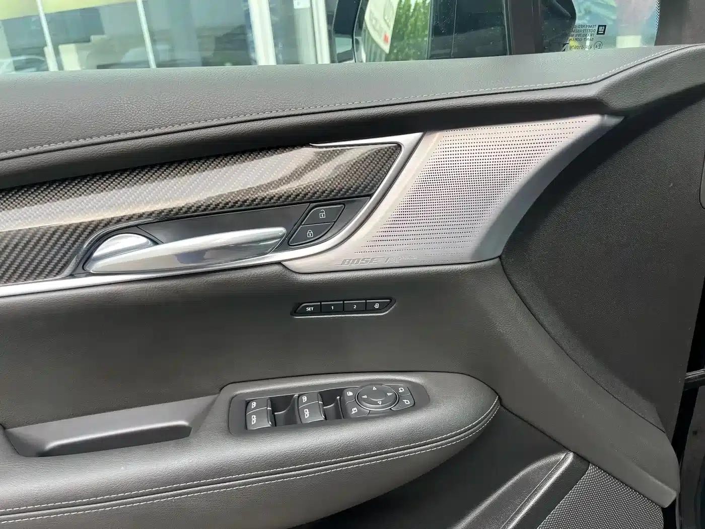 Cadillac XT6 2025 2.0T Six-Seat AWD Premium Executive Black Label Edition — миниатюра 6
