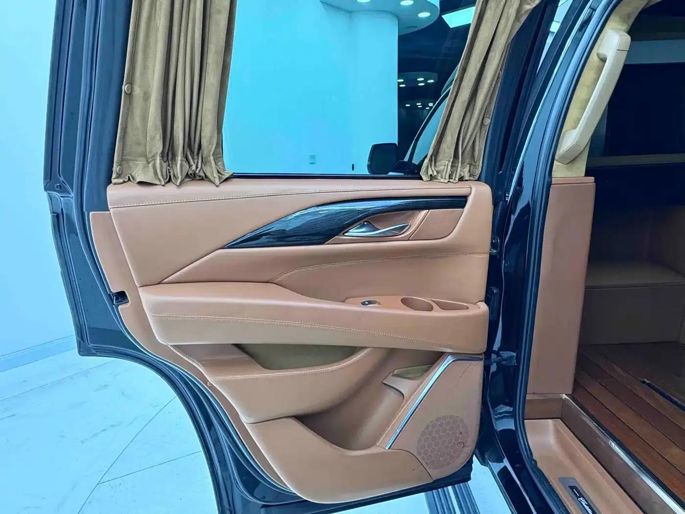 2017 Cadillac Escalade 6.2L US Spec — миниатюра 21