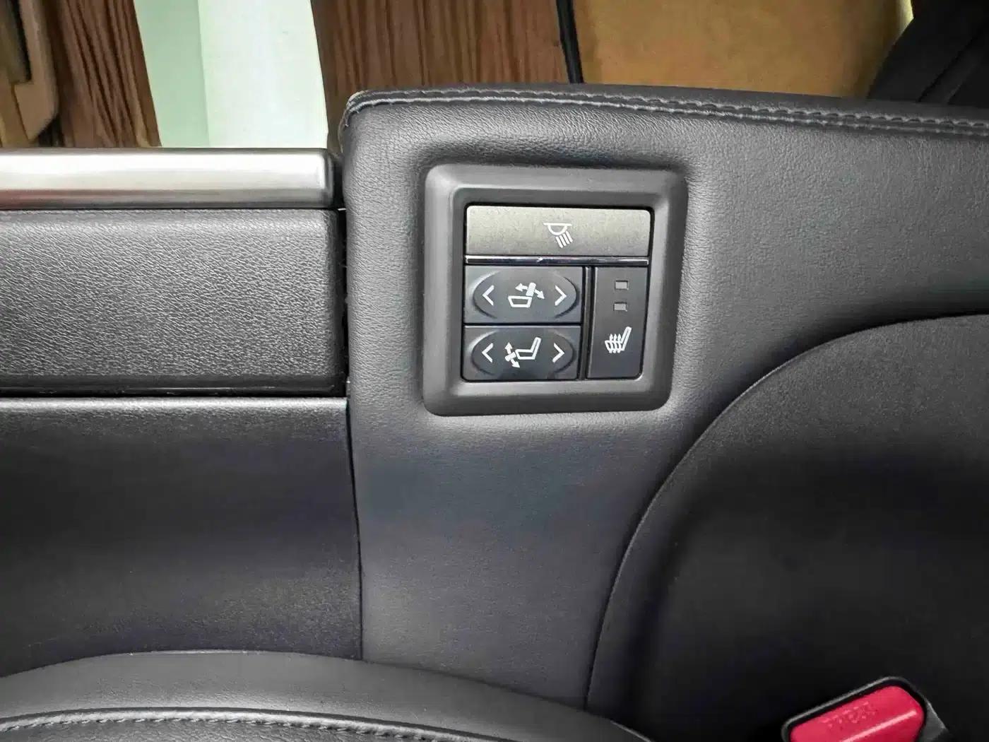 2017 Cadillac Escalade 6.2L US Spec — миниатюра 25