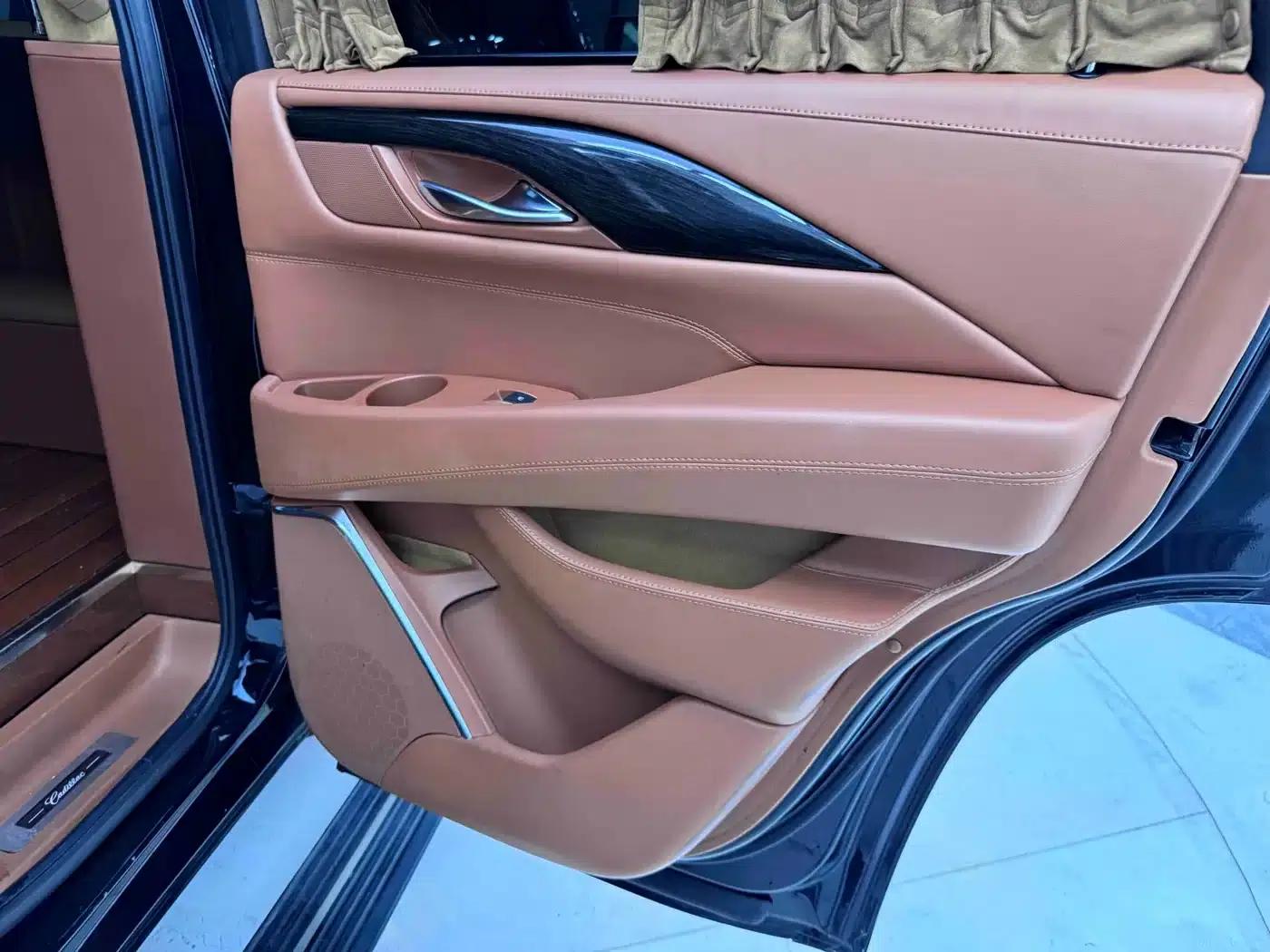 2017 Cadillac Escalade 6.2L US Spec — миниатюра 26