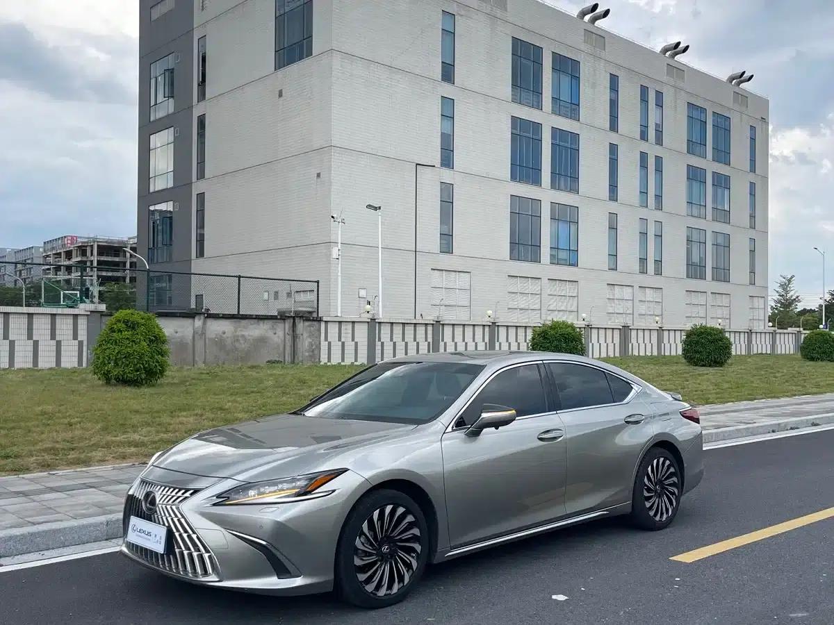 Lexus ES 2022 300h Silver Limited Edition — миниатюра 1