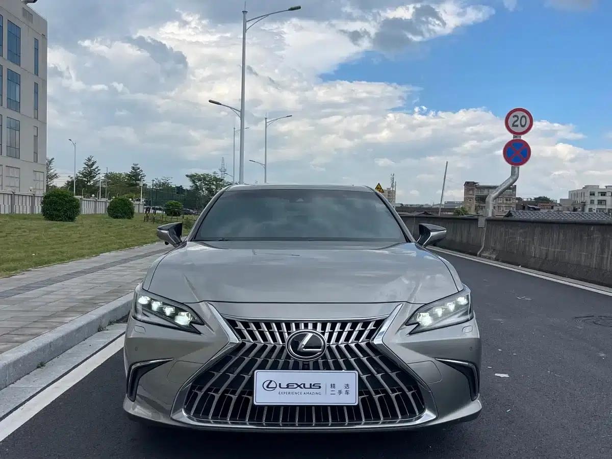 Lexus ES 2022 300h Silver Limited Edition — миниатюра 2