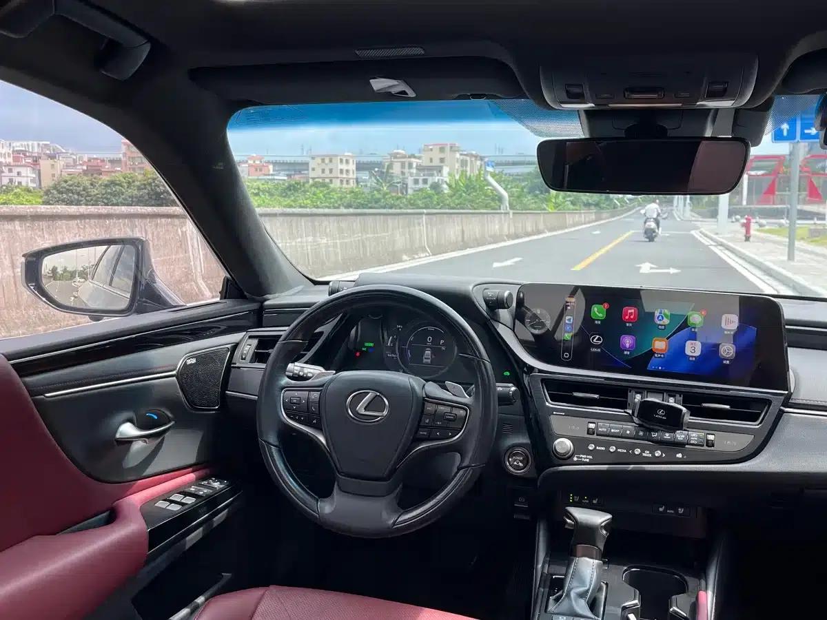 Lexus ES 2022 300h Silver Limited Edition — миниатюра 3