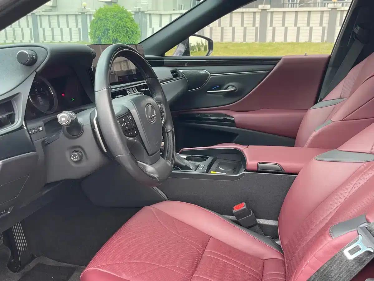 Lexus ES 2022 300h Silver Limited Edition — миниатюра 4