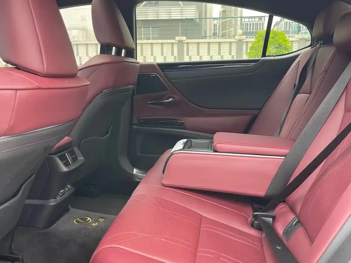 Lexus ES 2022 300h Silver Limited Edition — миниатюра 5