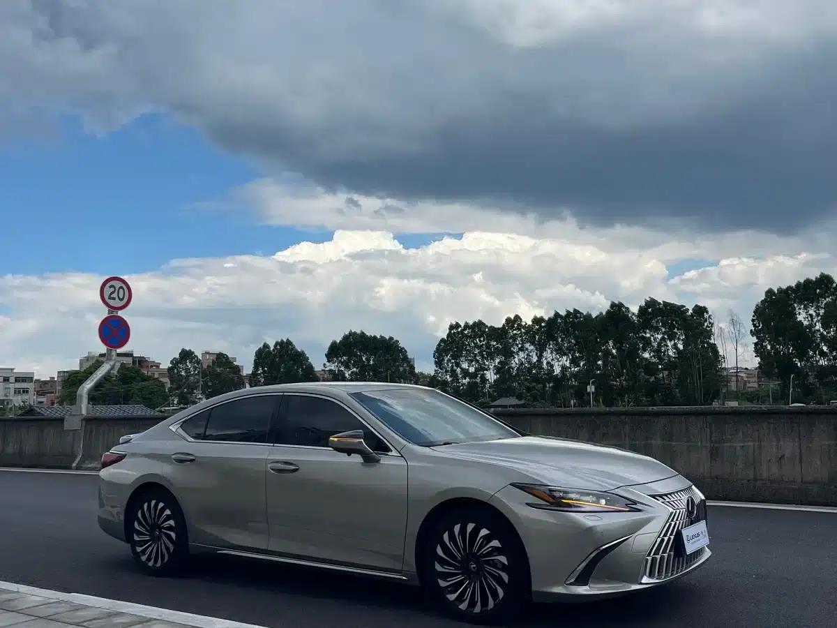 Lexus ES 2022 300h Silver Limited Edition — миниатюра 6