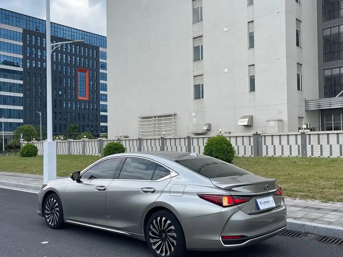 Lexus ES 2022 300h Silver Limited Edition — миниатюра 7