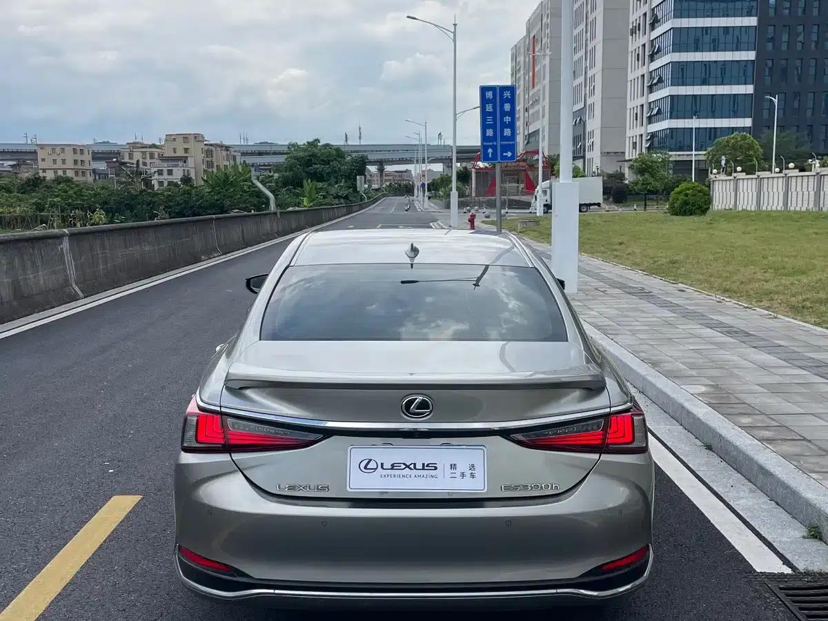Lexus ES 2022 300h Silver Limited Edition — миниатюра 8