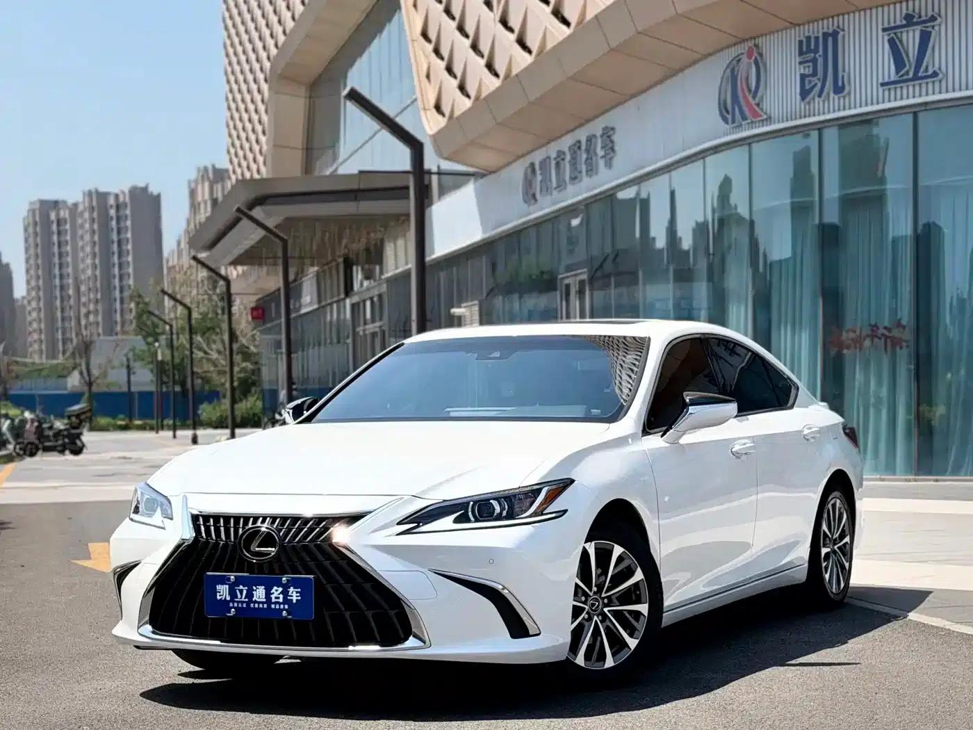 Lexus ES 2022 300h Premium Edition — миниатюра 1