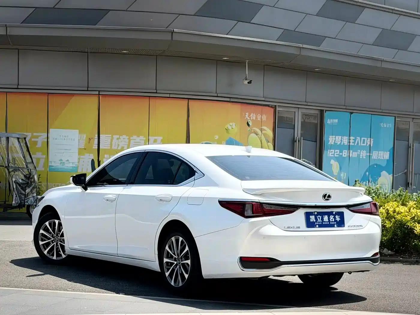 Lexus ES 2022 300h Premium Edition — миниатюра 2