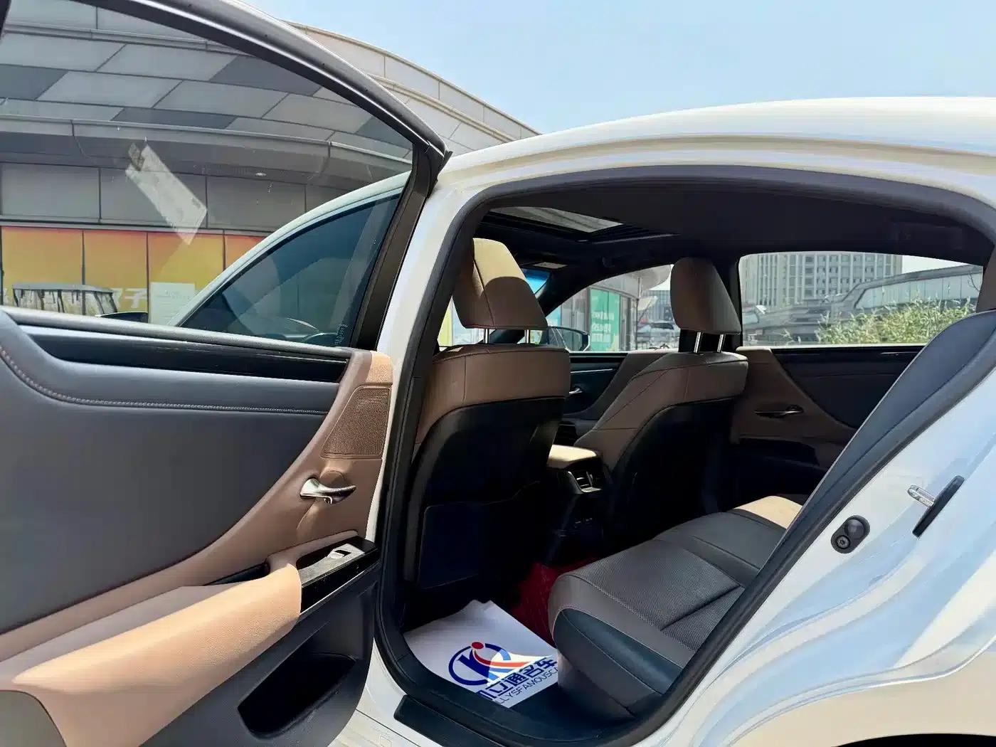 Lexus ES 2022 300h Premium Edition — миниатюра 14