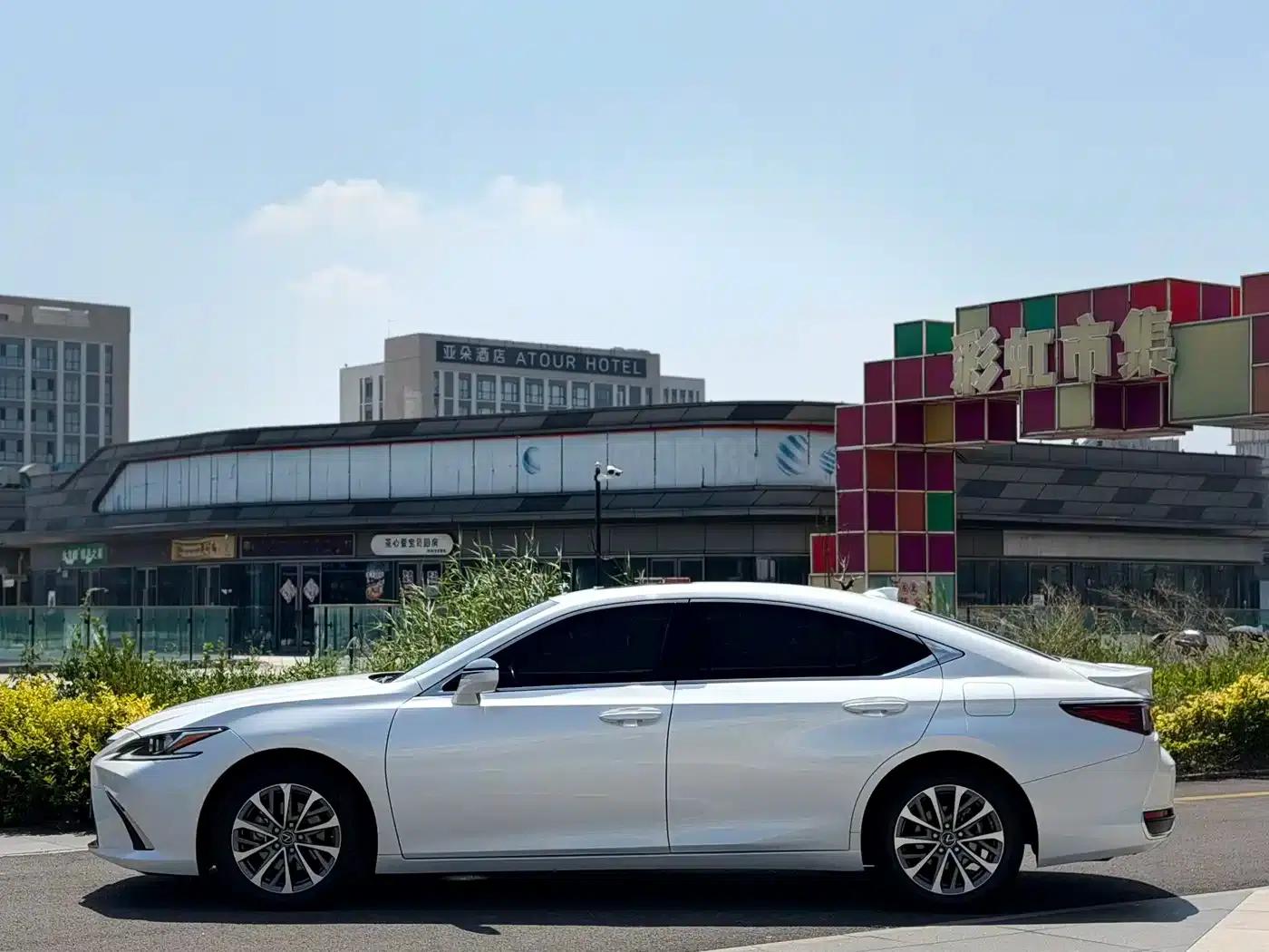 Lexus ES 2022 300h Premium Edition — миниатюра 4
