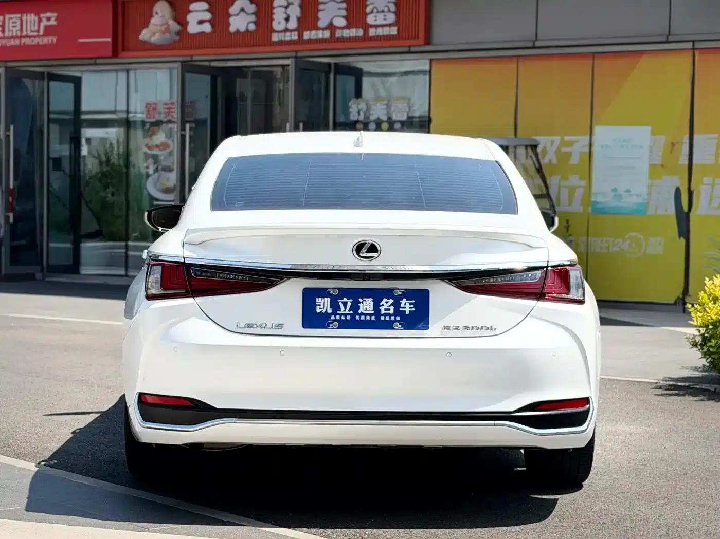 Lexus ES 2022 300h Premium Edition — миниатюра 5