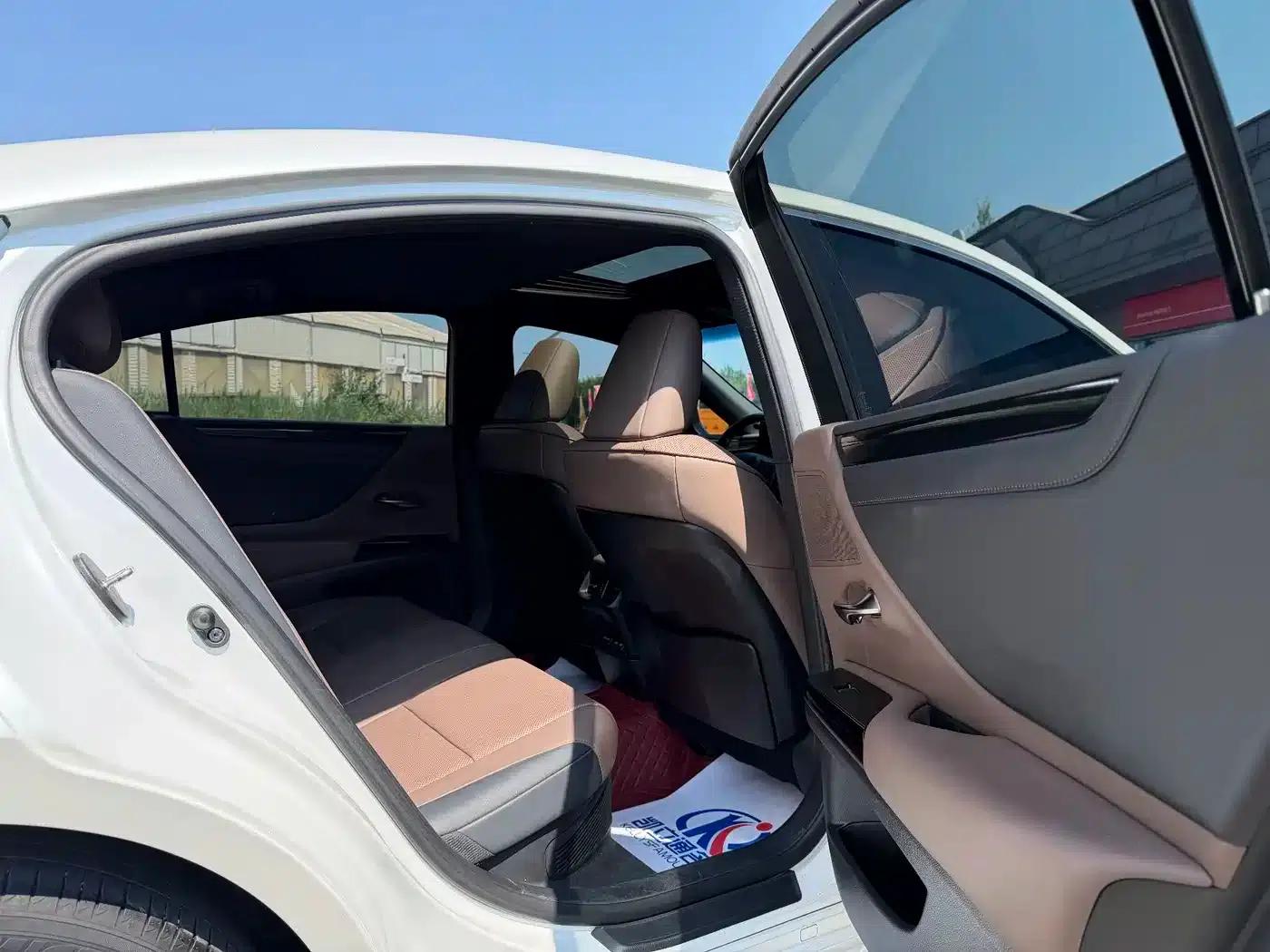 Lexus ES 2022 300h Premium Edition — миниатюра 6