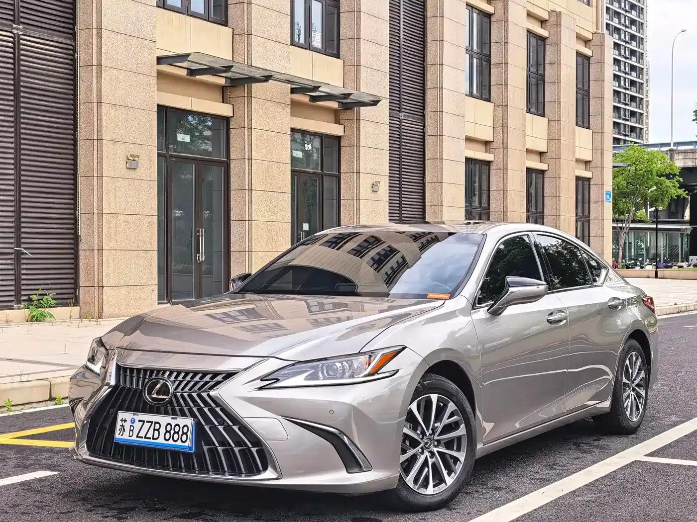 Lexus ES 2023 200 Premium Edition — миниатюра 1