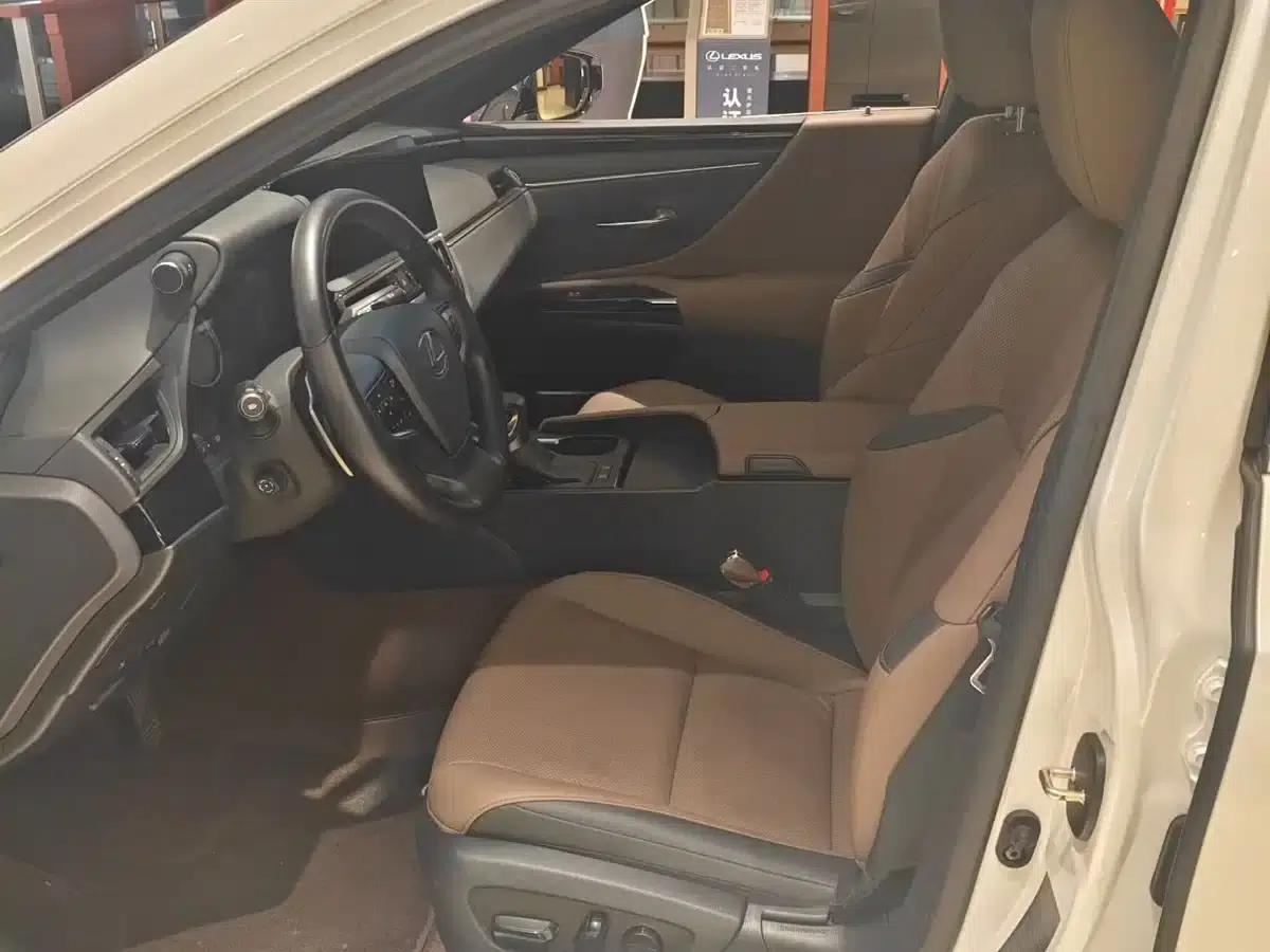 Lexus ES 2023 260 Premium Edition — миниатюра 3