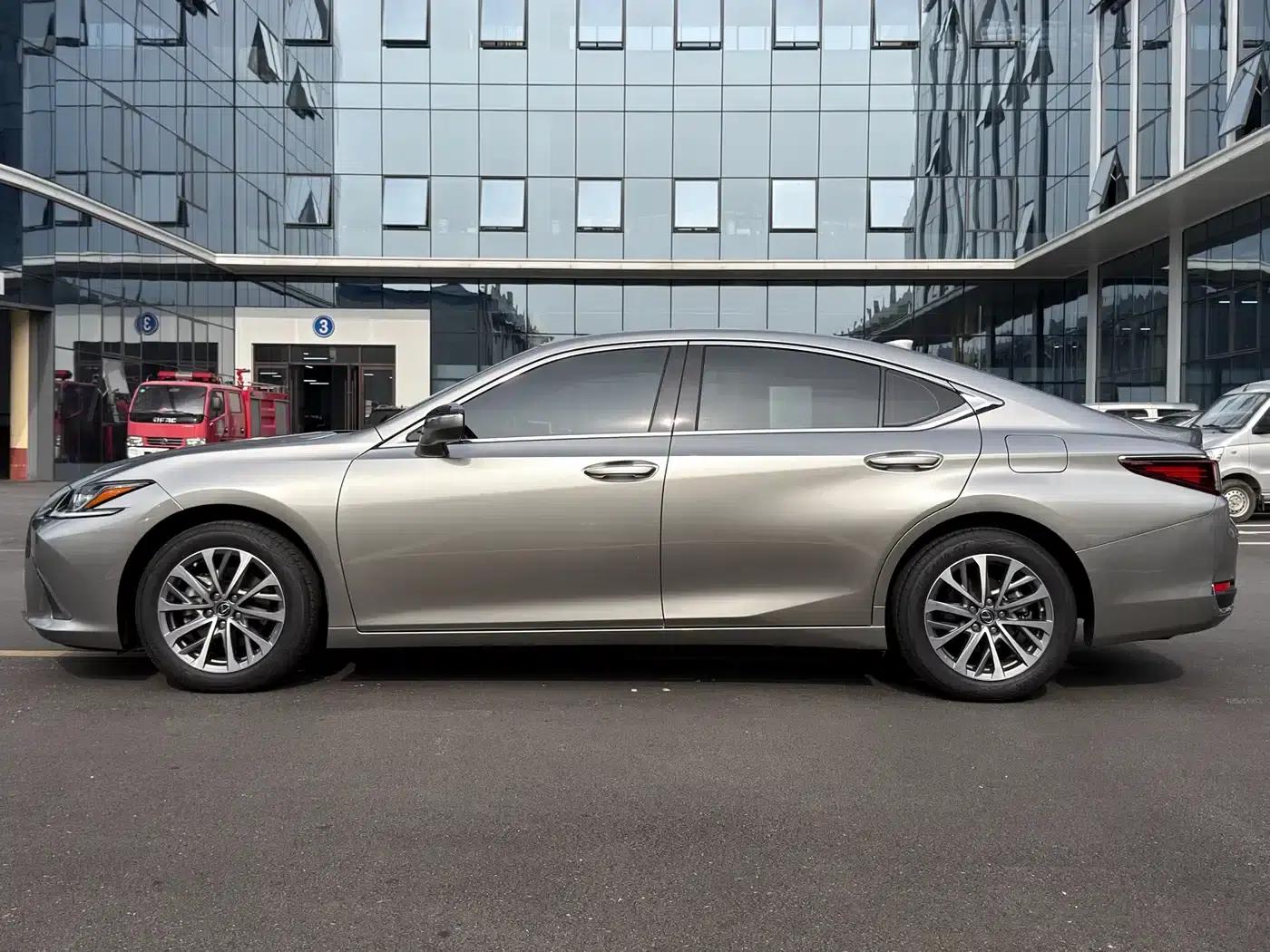 Lexus ES 2023 200 Premium Edition — миниатюра 3