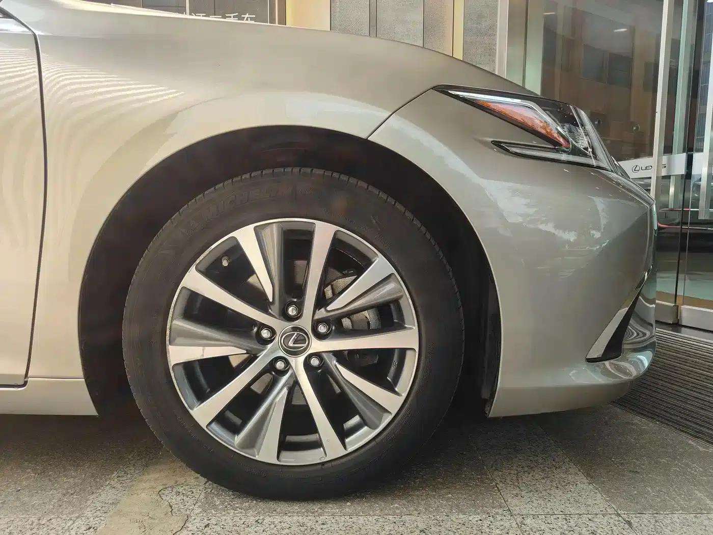 Lexus ES 2020 300h Premium Edition — миниатюра 7