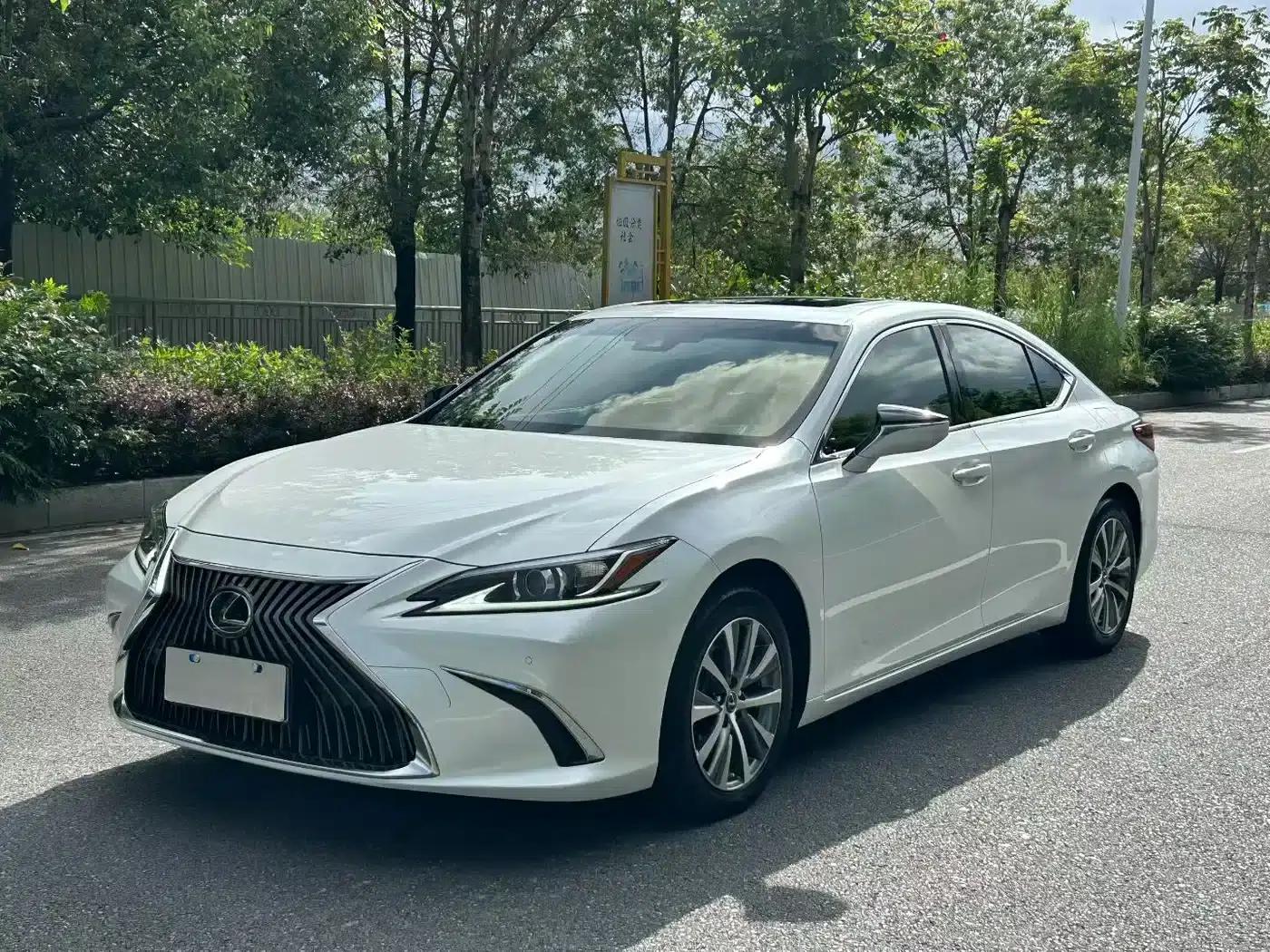 Lexus ES 2021 Model 200 Premium Edition — миниатюра 1