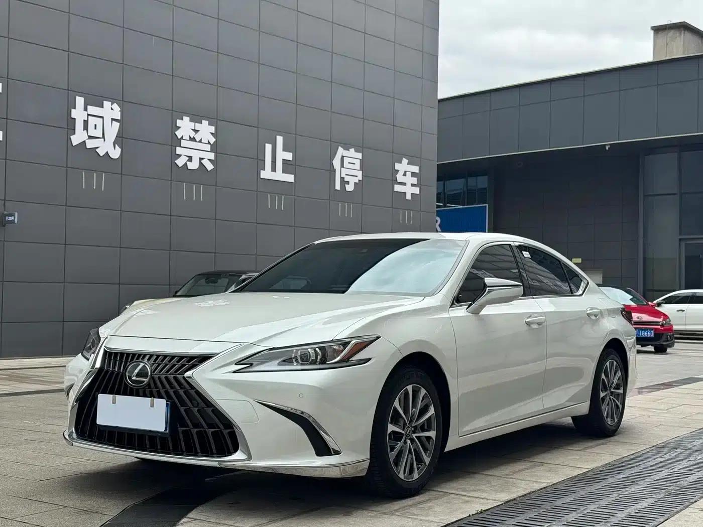 Lexus ES 2023 200 Premium Edition — миниатюра 1