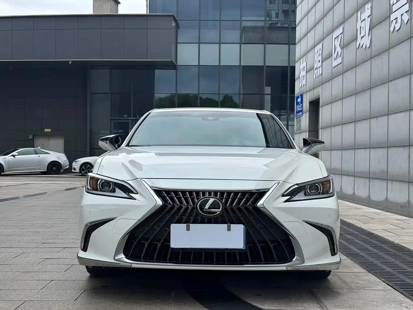Lexus ES 2023 200 Premium Edition — миниатюра 2