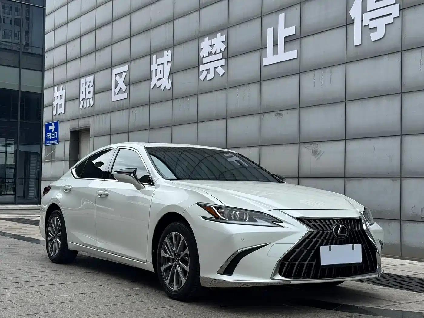 Lexus ES 2023 200 Premium Edition — миниатюра 3