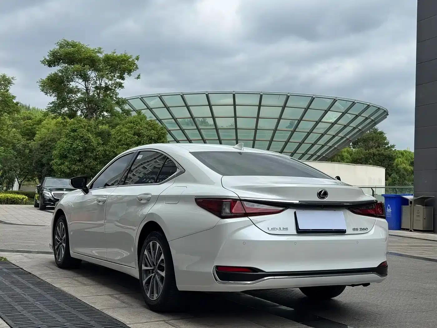 Lexus ES 2023 200 Premium Edition — миниатюра 7