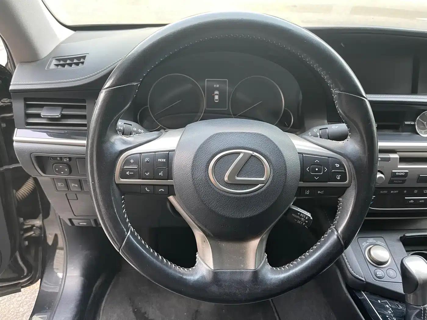 2017 Lexus ES 300h Mark Levinson Comfort Edition — миниатюра 4