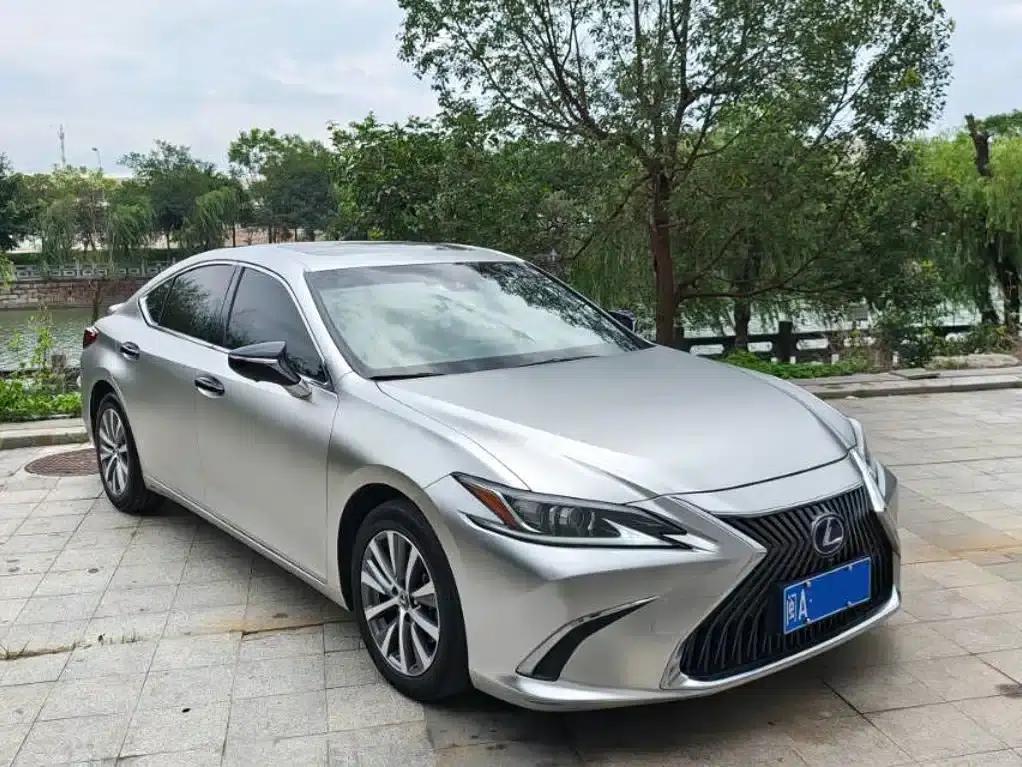 Lexus ES 2020 300h Premium Edition — миниатюра 2