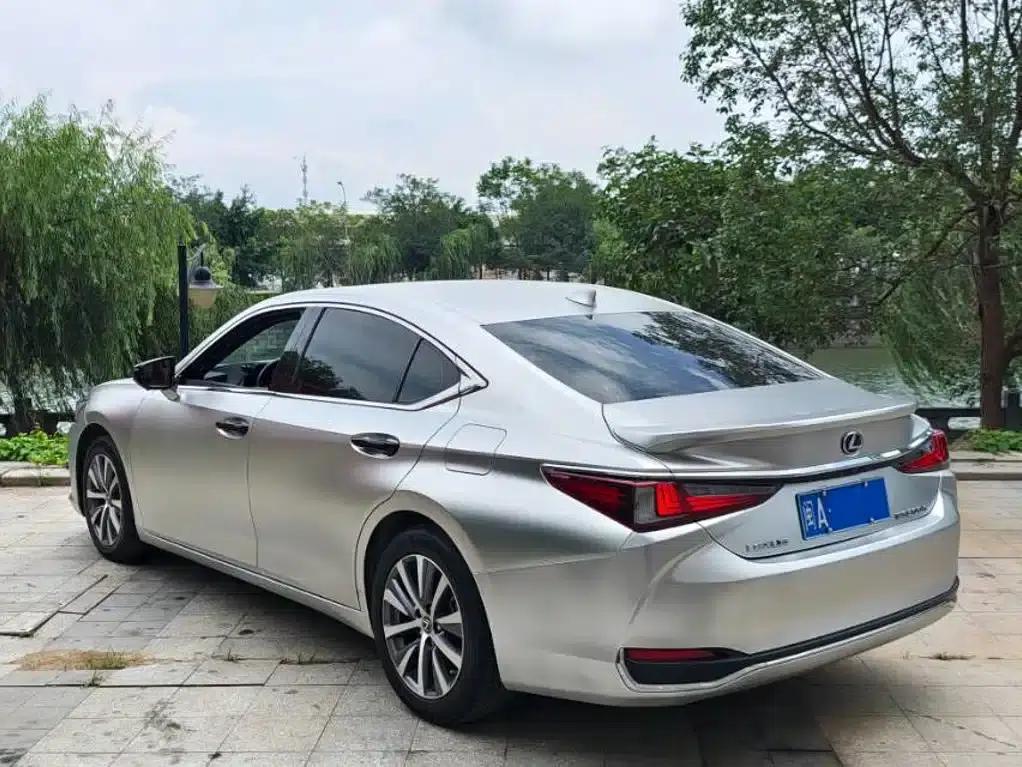 Lexus ES 2020 300h Premium Edition — миниатюра 3