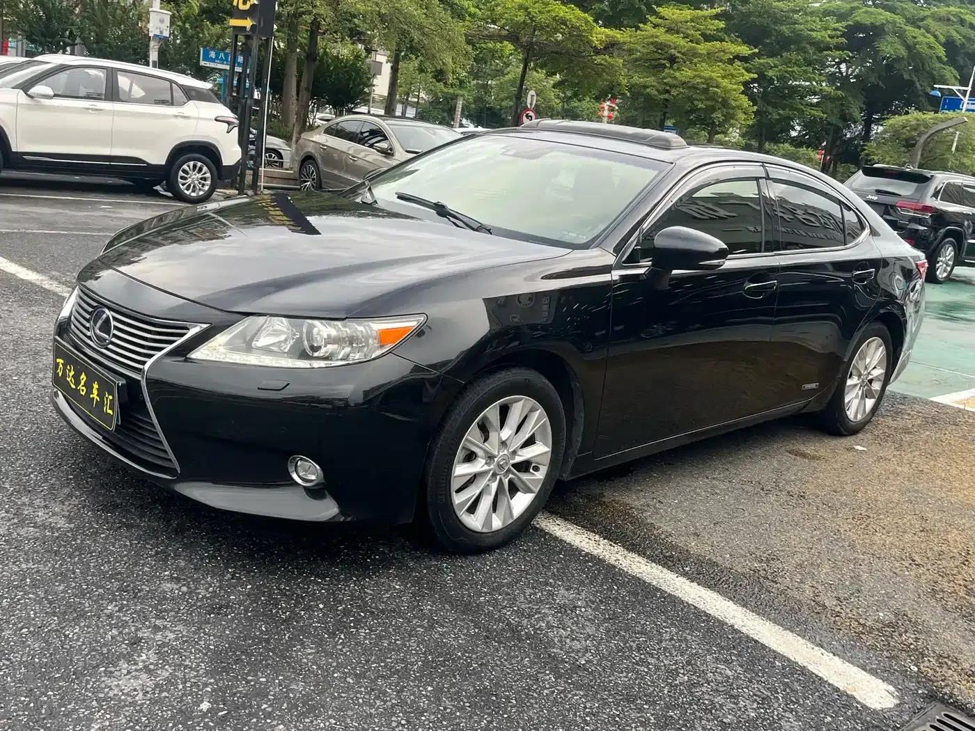 Lexus ES 2013 300h Luxury Edition — миниатюра 1