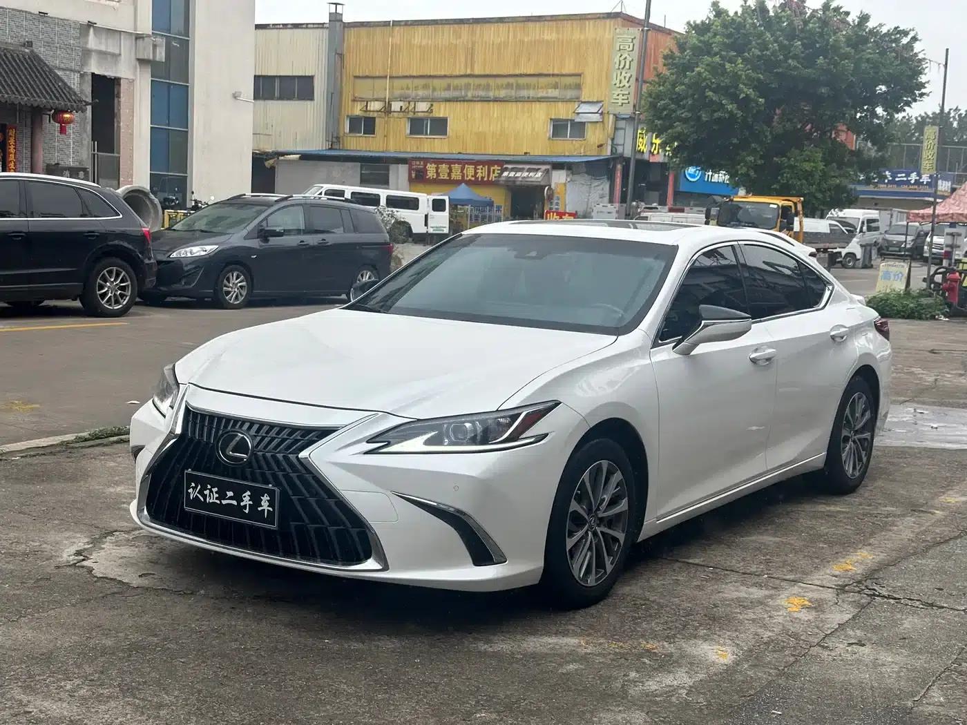 Lexus ES 2022 300h Premium Edition — миниатюра 1