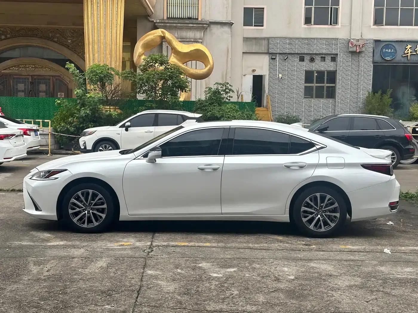 Lexus ES 2022 300h Premium Edition — миниатюра 3