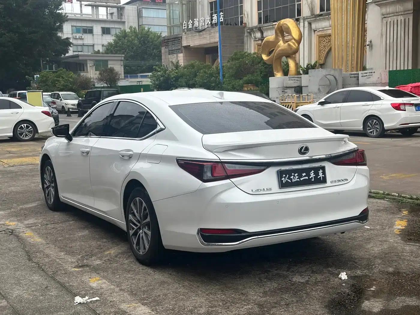 Lexus ES 2022 300h Premium Edition — миниатюра 4