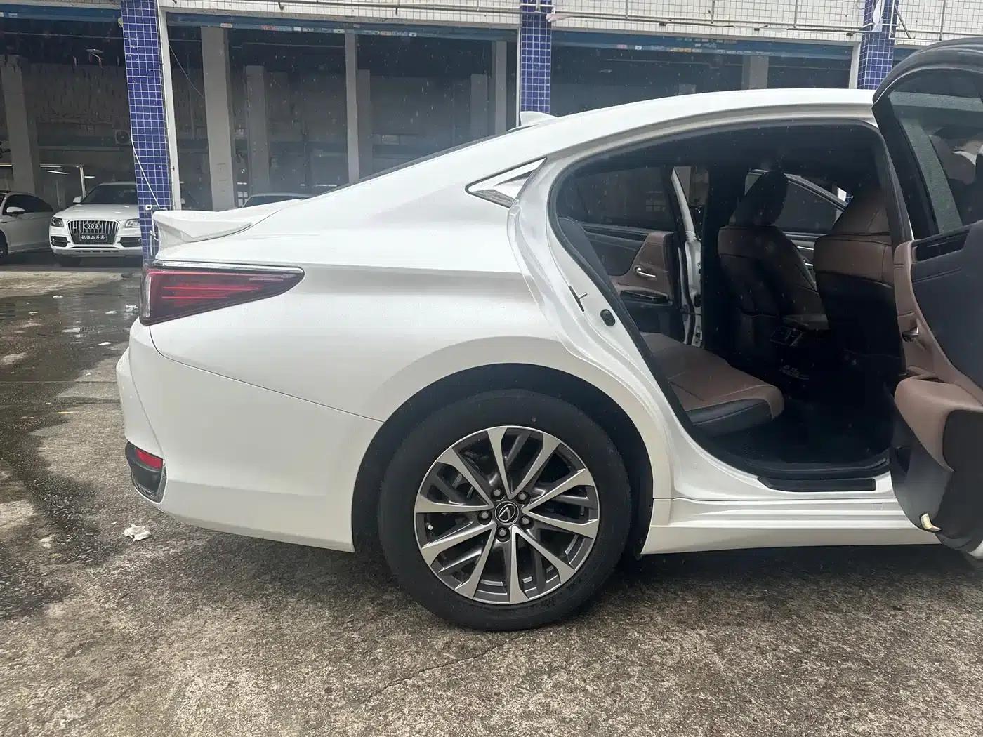Lexus ES 2022 300h Premium Edition — миниатюра 8