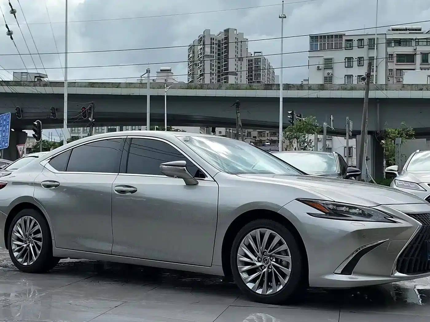 Lexus ES 2022 300h Executive Edition — миниатюра 3