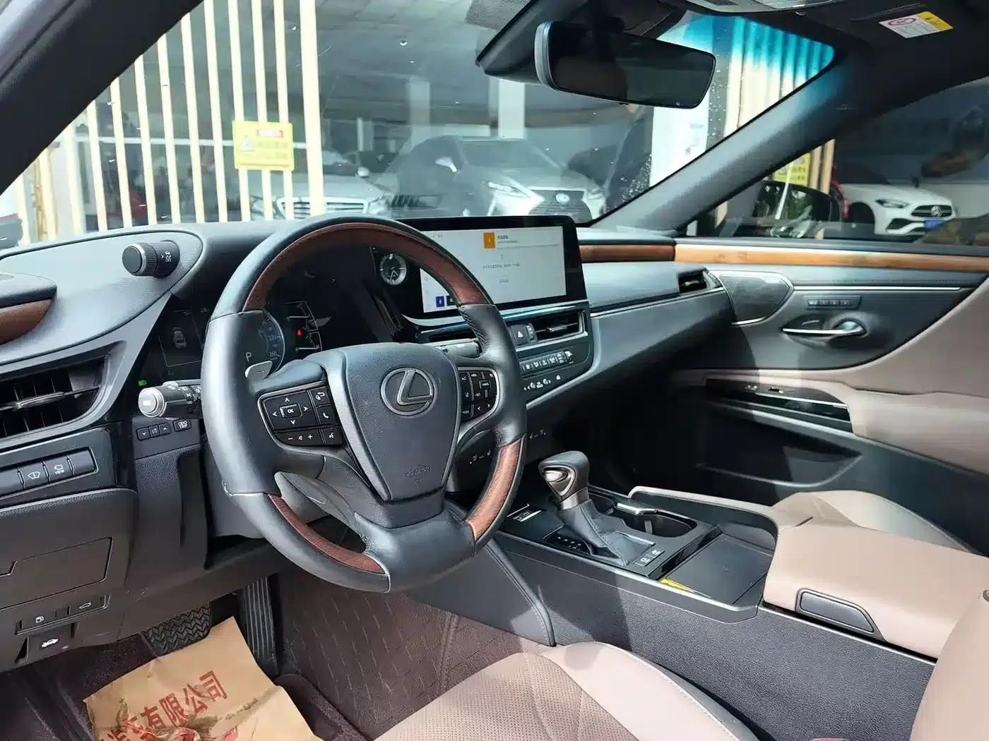 Lexus ES 2022 300h Executive Edition — миниатюра 4