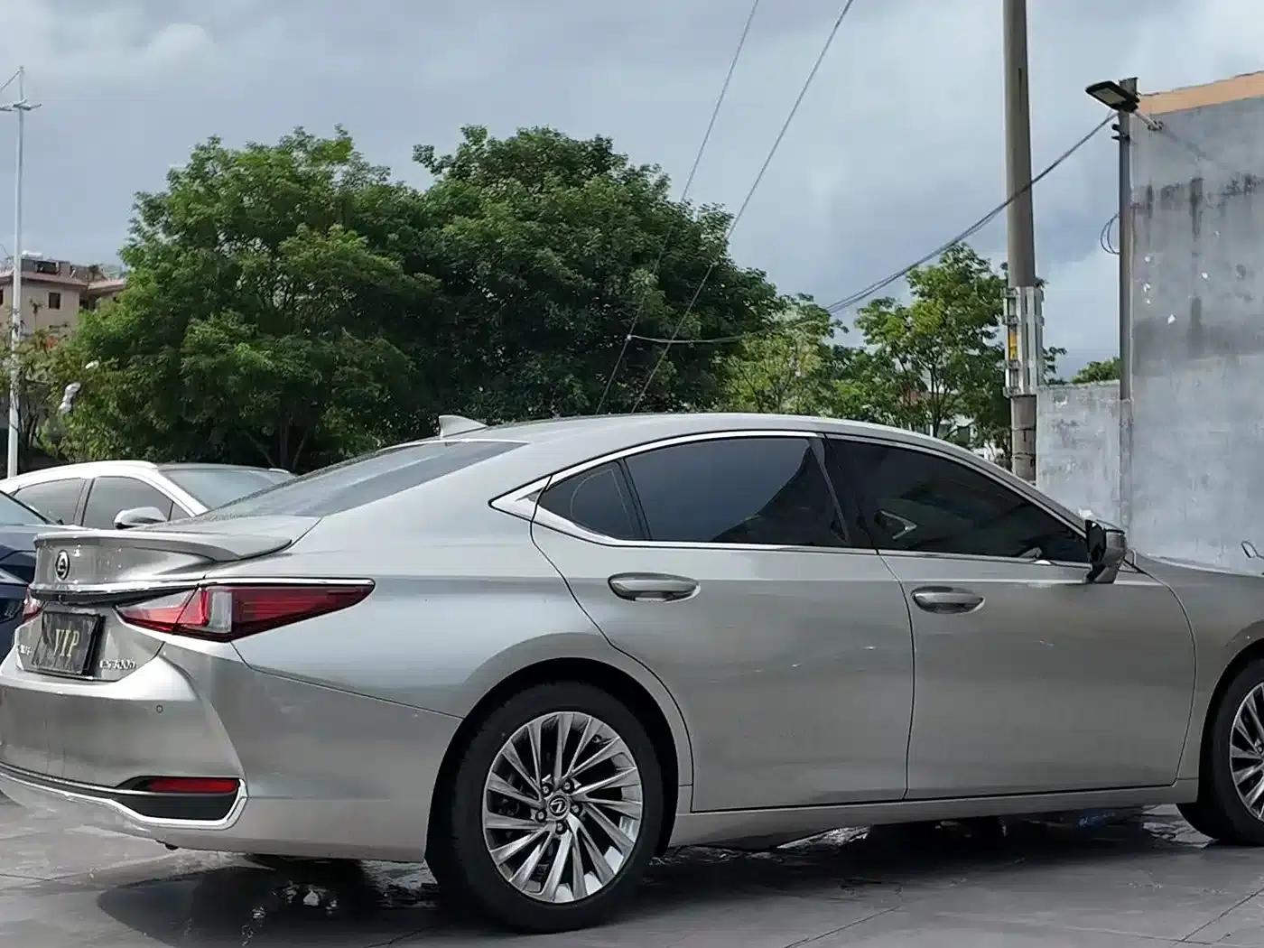 Lexus ES 2022 300h Executive Edition — миниатюра 9